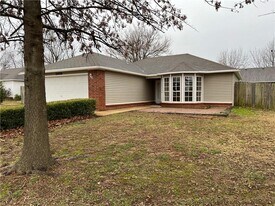 2408 Chanel St in Siloam Springs, AR - Building Photo