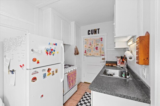 property at 658 W Oakdale Ave