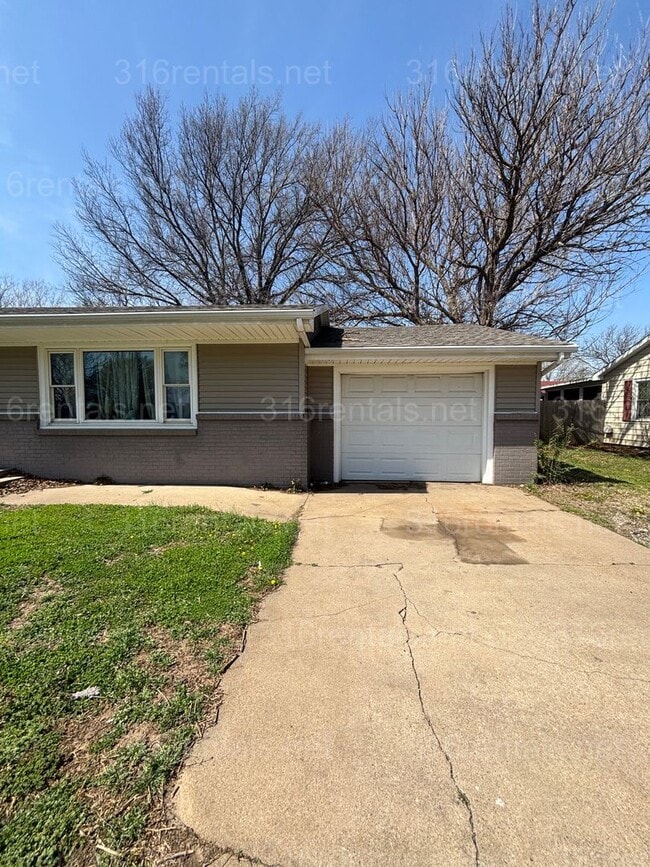 611 Village Rd in El Dorado, KS - Building Photo - Building Photo