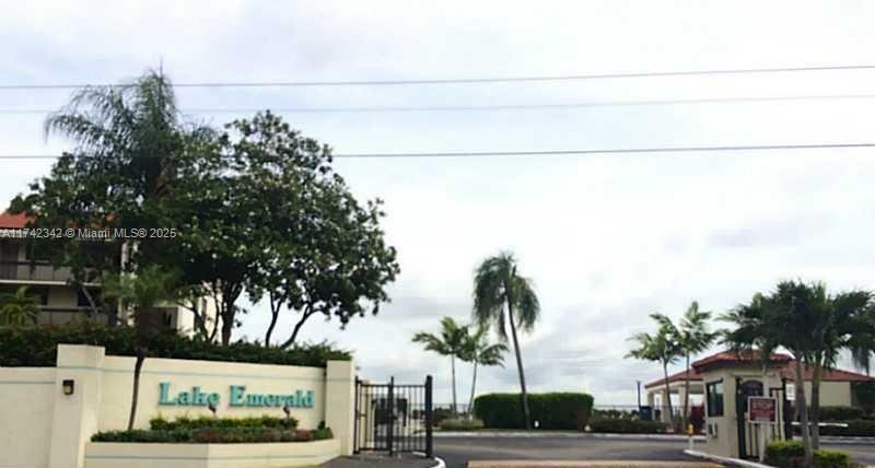 117 Lake Emerald Dr, Unit #308 in Oakland Park, FL - Foto de edificio