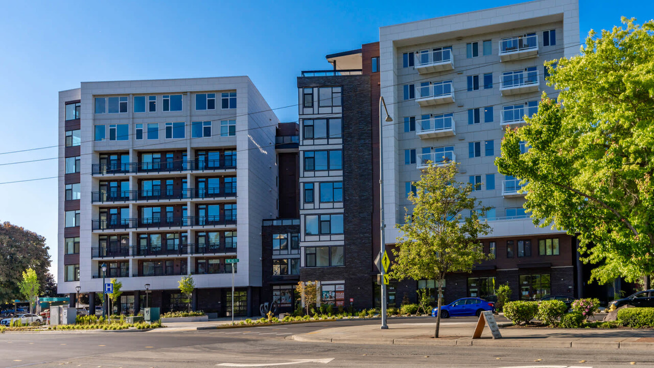 Zephyr on the Park in Redmond, WA - Building Photo