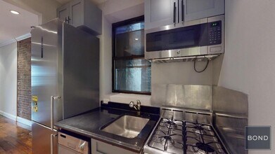 722 Tenth Avenue in New York, NY - Building Photo - Building Photo