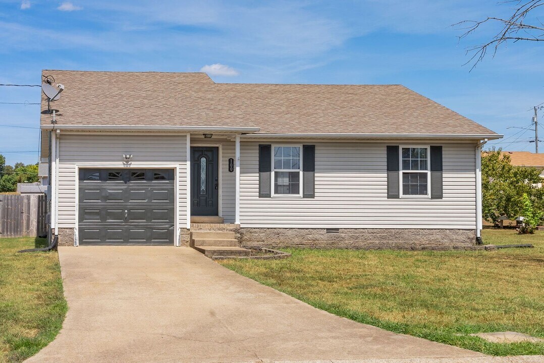 100 Gleaves Ln in Oak Grove, KY - Building Photo