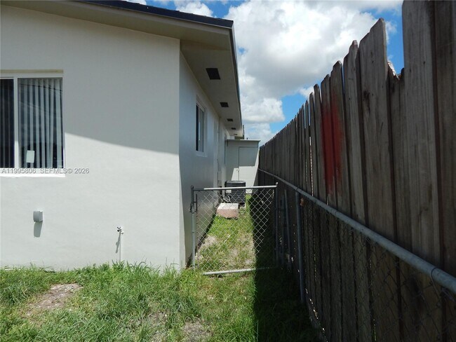 3533 SW 89th Ct in Miami, FL - Building Photo - Building Photo