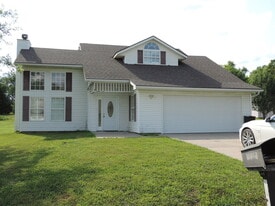 130 NW 171 Rd in Warrensburg, MO - Building Photo