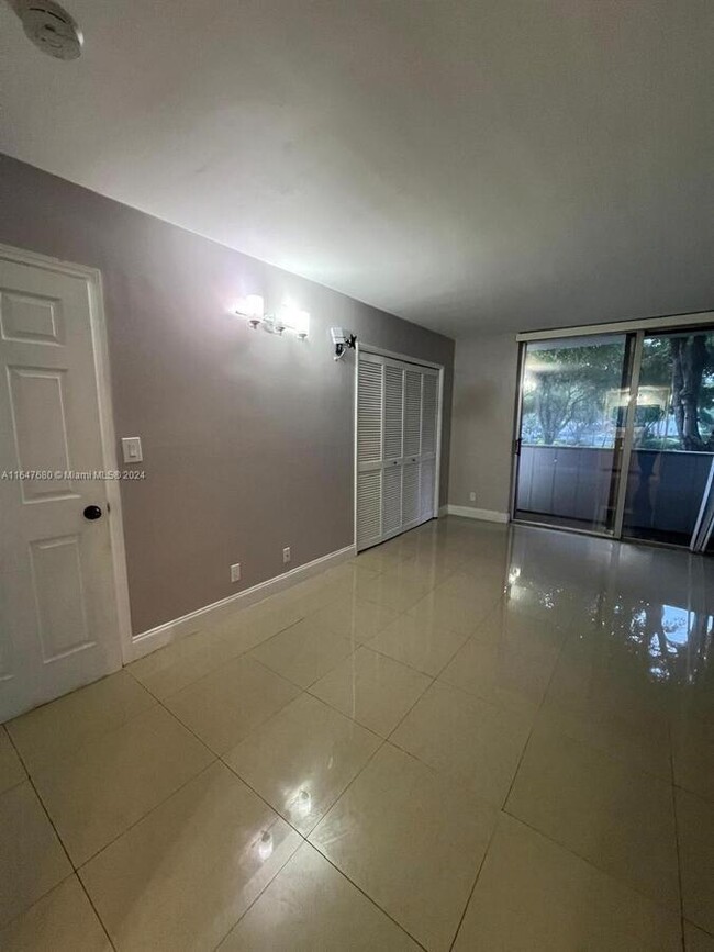 3611 Oaks Clubhouse Dr in Pompano Beach, FL - Building Photo - Building Photo