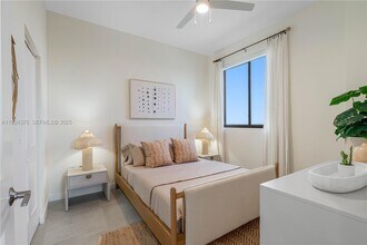 16395 Biscayne Blvd in North Miami Beach, FL - Building Photo - Building Photo