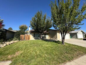 1066 Palmwood Dr in Sparks, NV - Building Photo - Building Photo