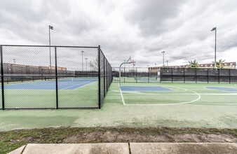 300 S Roselle Rd, Unit 307 in Schaumburg, IL - Foto de edificio - Building Photo