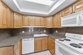 510 Lake Shore Dr in West Palm Beach, FL - Building Photo - Building Photo