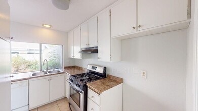 10 Oval Rd in Irvine, CA - Building Photo - Building Photo
