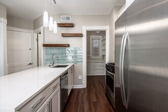 1016 E Pearson St, Unit 1018 in Milwaukee, WI - Building Photo - Building Photo
