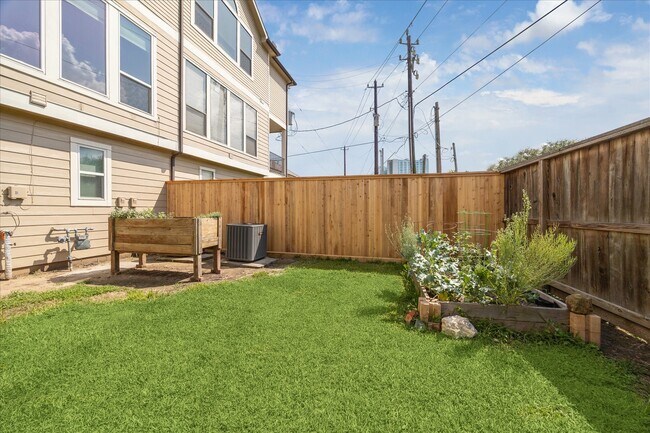 2402 Calumet St in Houston, TX - Building Photo - Building Photo