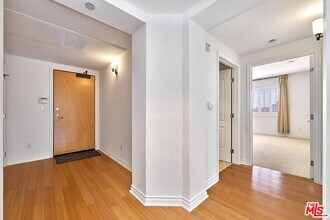 2230 S Bentley Ave in Los Angeles, CA - Building Photo - Building Photo