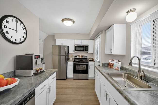 Charter Square in Troy, MI - Foto de edificio - Building Photo