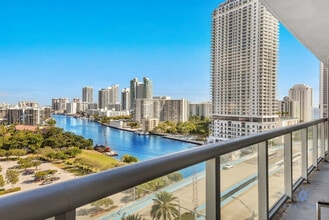 2602 E Hallandale Beach Blvd in Hallandale Beach, FL - Building Photo - Building Photo
