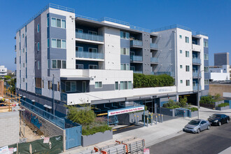 Berendo Villas in Los Angeles, CA - Foto de edificio - Building Photo