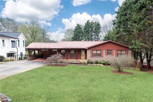 216 Thomas Cir in Roswell, GA - Building Photo