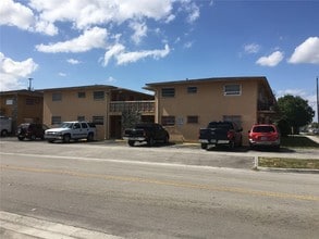 105 W 26th St in Hialeah, FL - Foto de edificio - Building Photo