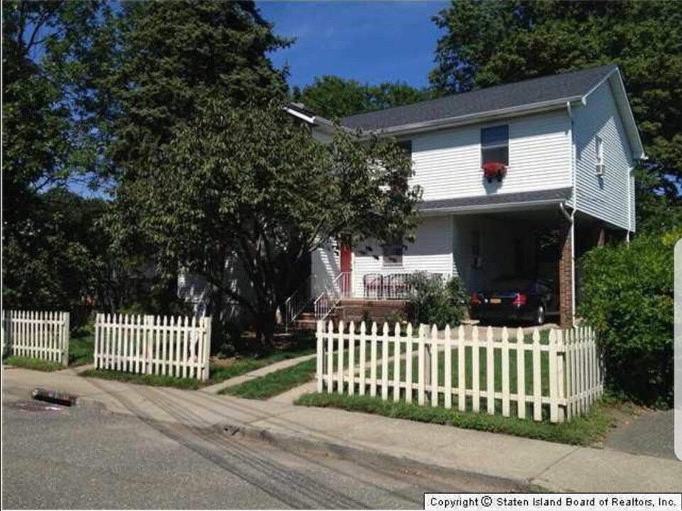 27 Ontario Ave, Unit 1st floor in Staten Island, NY - Building Photo
