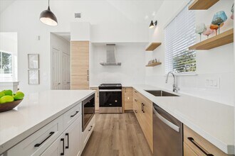 845 Elkhart St in Houston, TX - Building Photo - Building Photo