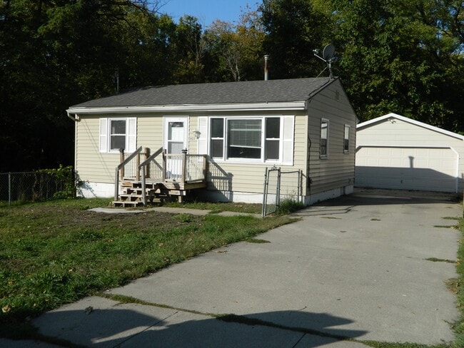 property at 4424 SE 8th St
