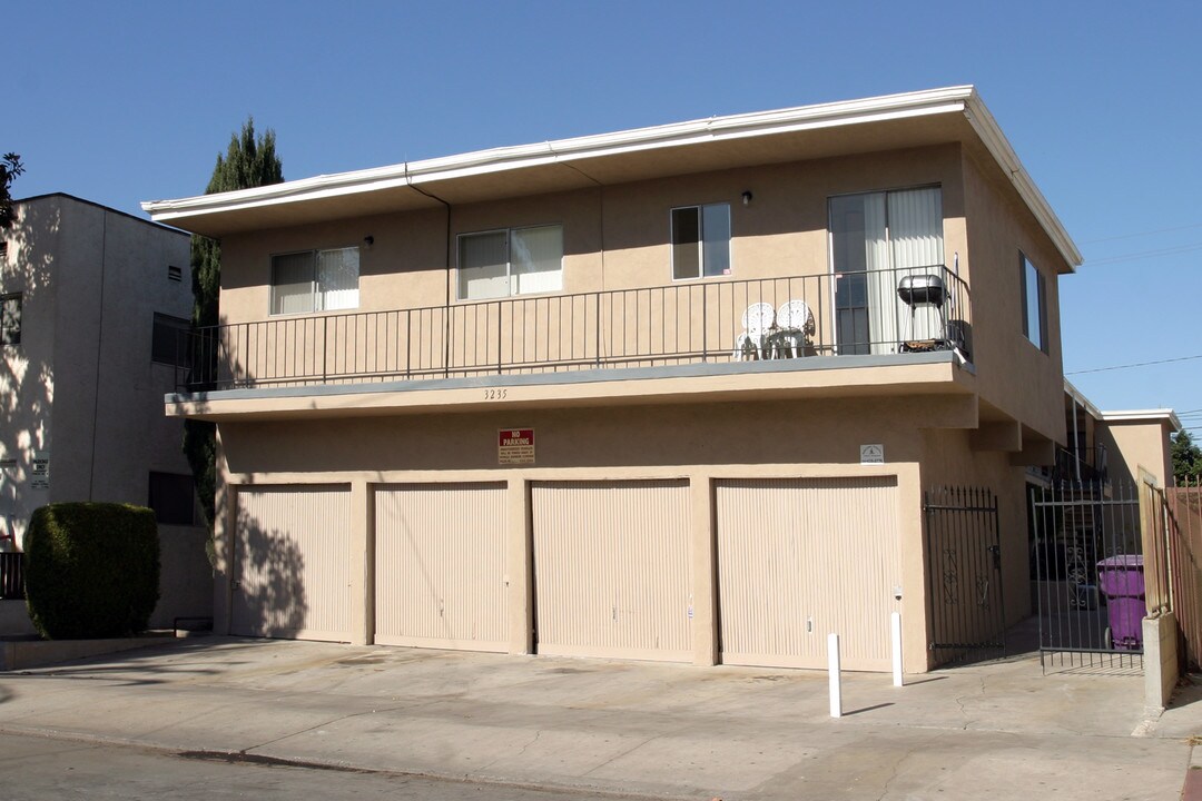 3235 E 15TH St in Long Beach, CA - Building Photo