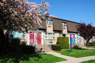 Woodbridge Village in Avenel, NJ - Foto de edificio - Building Photo
