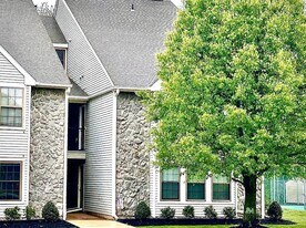 1 Bridgewater Dr in Evesham, NJ - Building Photo