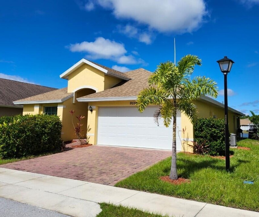 9558 Seaspray Dr in Fort Pierce, FL - Building Photo