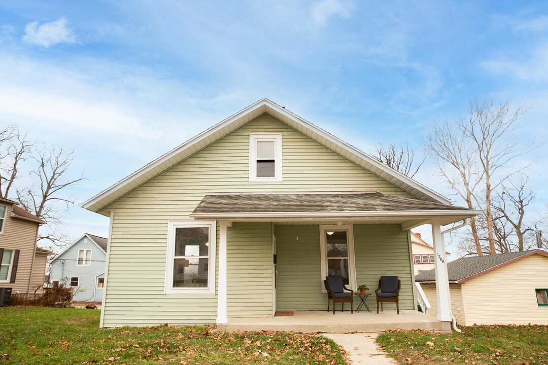 1306 Chestnut Ave in Winona Lake, IN - Foto de edificio