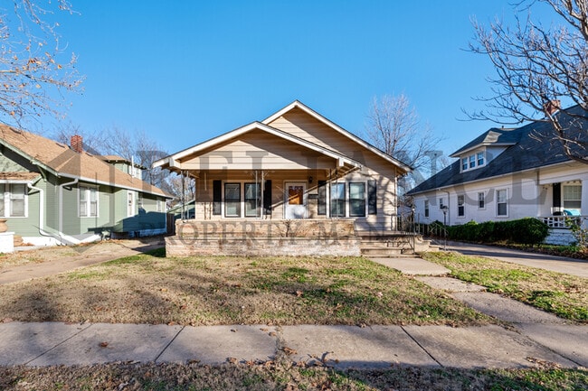 property at 806 N Faulkner St