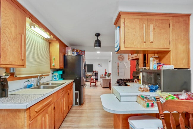 1814 E Main St in Louisville, OH - Foto de edificio - Building Photo