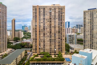 Chateau Waikiki in Honolulu, HI - Building Photo - Building Photo