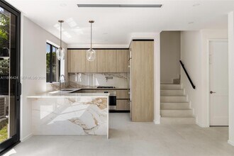 7498 SW 100th St in Pinecrest, FL - Foto de edificio - Building Photo