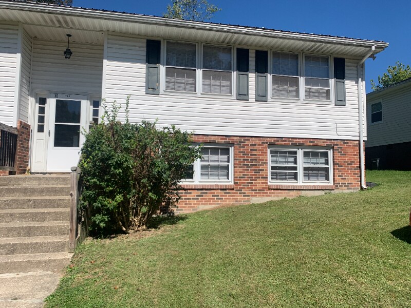 102 Oakwood St in Oak Hill, WV - Building Photo