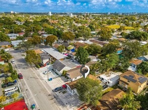 2701 NW 24th Ct in Miami, FL - Foto de edificio - Building Photo