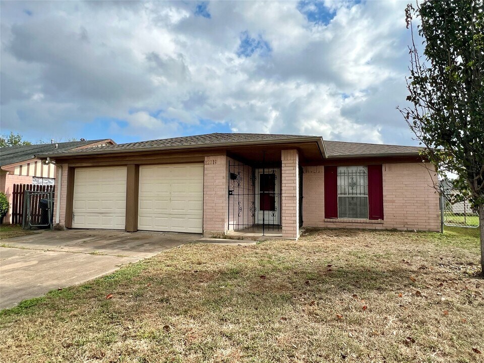 12819 Claygate Dr in Houston, TX - Building Photo