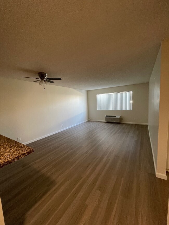 Villa Del Sol in Gardena, CA - Foto de edificio - Building Photo