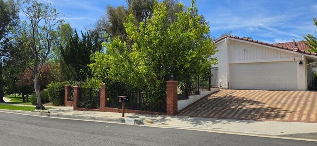 property at 28915 Hollow Brook Ave