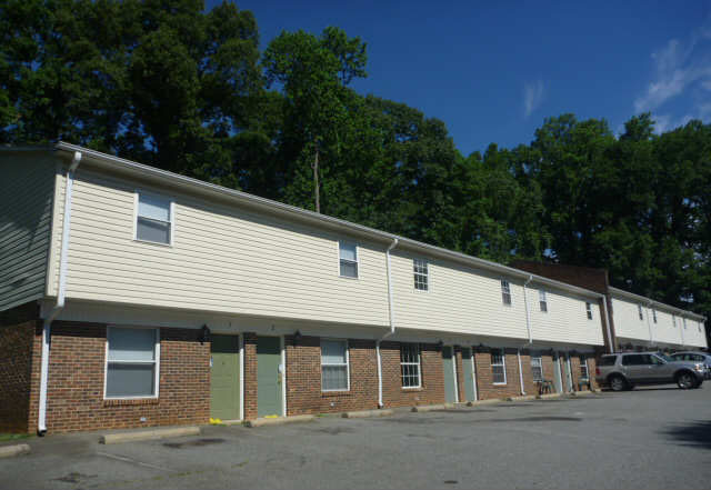 300 Holly Cir in Mount Holly, NC - Building Photo