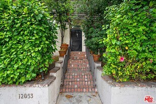 12053 Emelita St in Los Angeles, CA - Building Photo