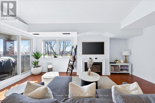 75 Bristol Rd E in Mississauga, ON - Building Photo - Building Photo