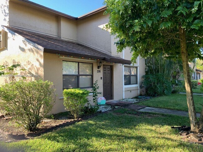 216 Lakeside Cir in Sunrise, FL - Building Photo - Building Photo