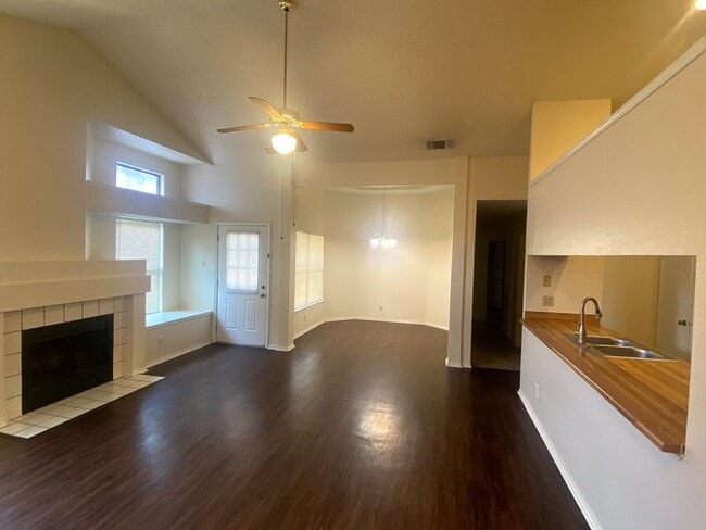 6814 Flaming Ridge Dr in Converse, TX - Building Photo - Building Photo