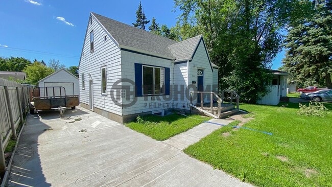 2305 University Ave in Grand Forks, ND - Building Photo - Building Photo