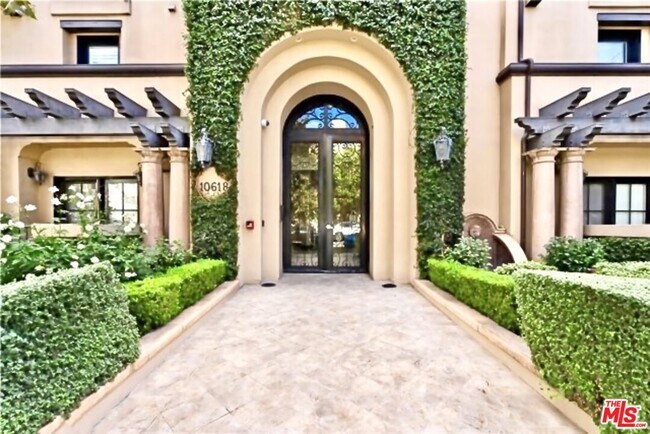 10618 Woodbridge St-Unit -304 in Los Angeles, CA - Foto de edificio - Building Photo