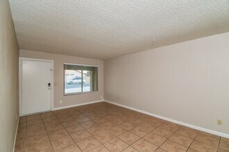 562 W Highland St in Chandler, AZ - Building Photo - Building Photo
