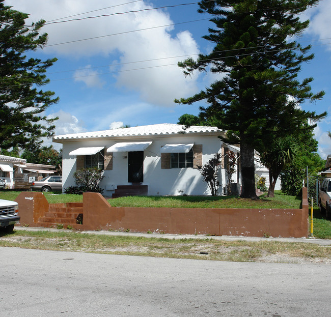 1245 NE 110th St in Miami, FL - Foto de edificio - Building Photo