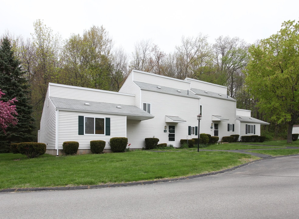 Highland Village in Ware, MA - Foto de edificio